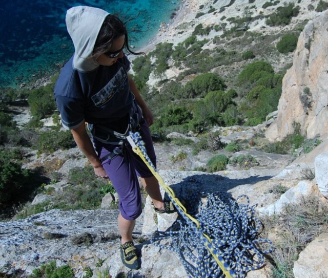  将绳子绕在腰上 